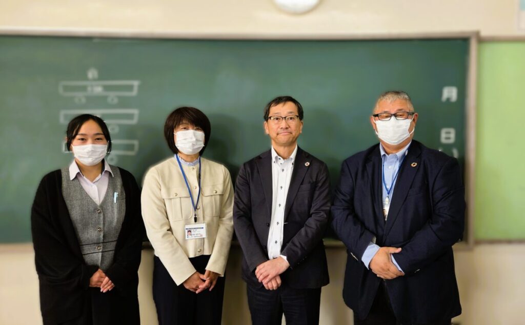 講師のリビングソーラー小野社長、小野常務、私、会場サポートタッフの西塚さん。