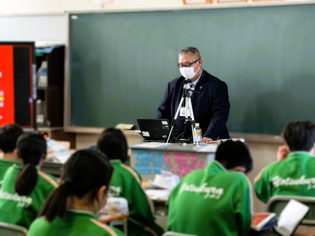 大内政雄四倉中学校でのゼロカーボン授業の講師の様子